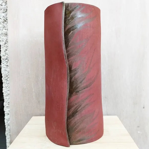 grès rouge travaillé à la plaque